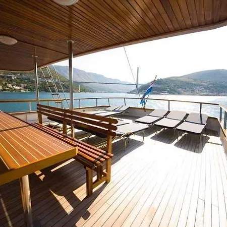 호텔 Cruise From On M/s Otac Nikola 5*